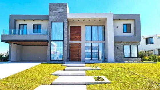 Venta De Casa, Fantástica. Nueva Y Amoblada. Fondo Al Lago. Terralagos, Canning.