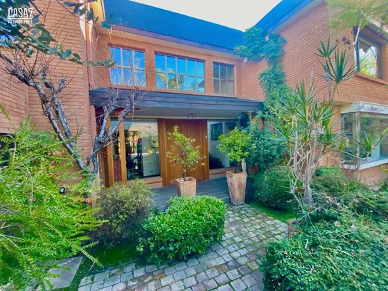 Casa En Venta De 5 Dorm. En Las Condes