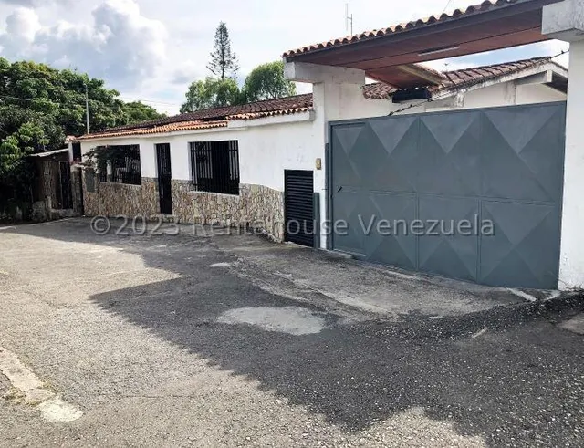 Gran Oportunidad De Inversión En San Antonio De Los Altos! Amplia Casa De Dos Plantas Con Entradas Independientes, Ubicada En Calle Ciega Y Cerrada Con Portón Eléctrico. Las Polonias. Mo 23-30491