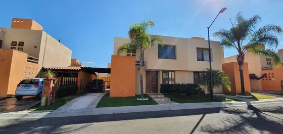Casa En Venta En Puerta Real, Gran Ubicación, Jardín, 3 Recamaras, 3 Autos