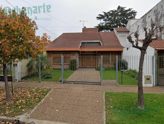 Venta De Amplia Chalet En Castelar Norte