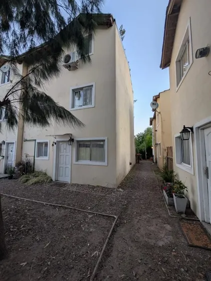 Barrio Jardines De Escobar - Triplex En Alquiler Temporario Amueblado.-