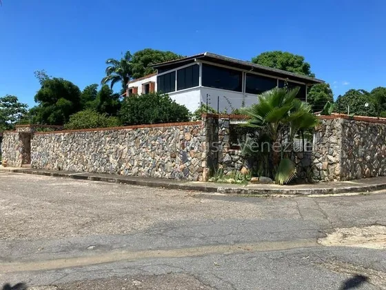 Rz Vende ¡confort Y Tranquilidad Garantizados En Esta Casa Ubicada En Una Zona Residencial Segura! Ideal Para Familias Que Buscan Un Ambiente Apacible. ¡contáctanos! 24-12344 Jun12