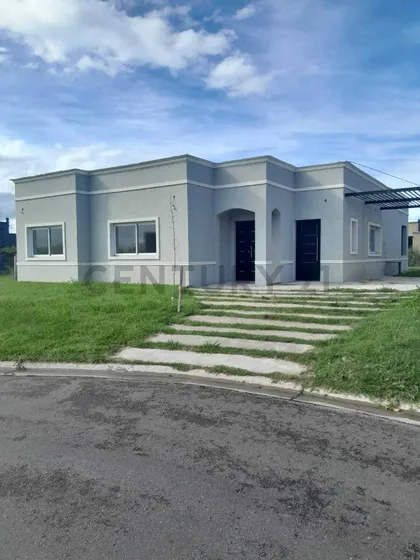 Destacada Casa De 4 Ambientes En Pleno Santa Lucia