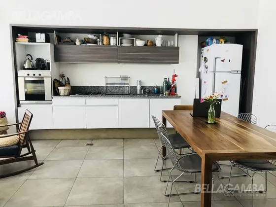 Luminoso Y Moderno Departamento Con Jardín Propio, Cochera Cubierta Y Full Amenities