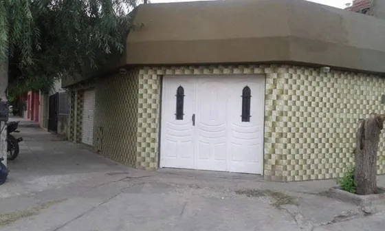 Casa En Venta - 3 Dormitorios 1 Baño - Isidro Casanova