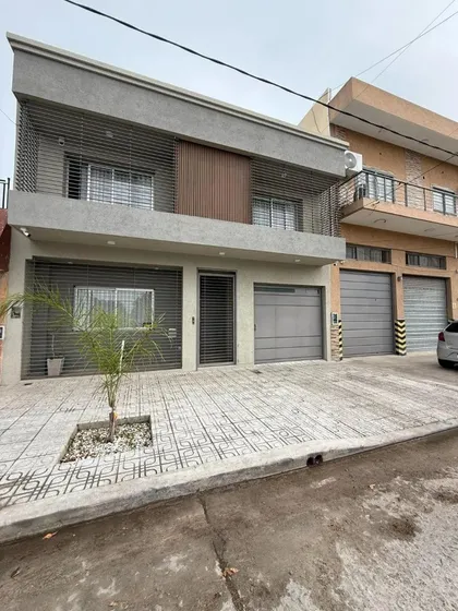 Casa En Venta - 4 Dormitorios 3 Baños - Lomas Del Mirador