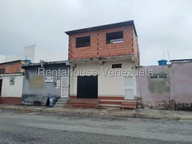 Maritza Lucena Tiene Casa En Alquiler En Cabudare, Gas Directo, Internet, Salida Por Calle De Traki, Aire Acondicionado.