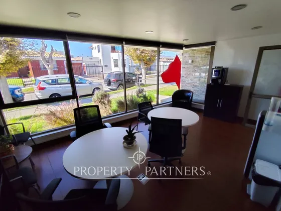 Espectacular Propiedad Comercial Remodelada Con Ex...