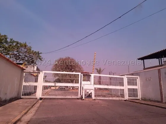 En Alquiler Anexo En Urb Privado En La Romana Maracay Db 24-21260