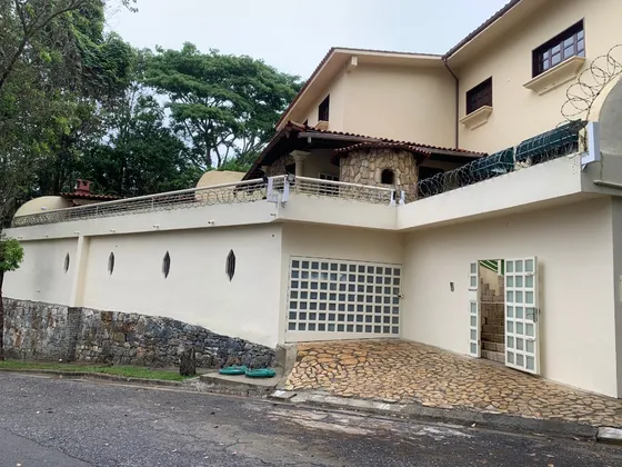 Se Vende Hermosa Casa En El Placer De Baruta. De Dos Niveles, 564mts Y Dos Anexos. Lista Para Firmar. Contactame. Jr
