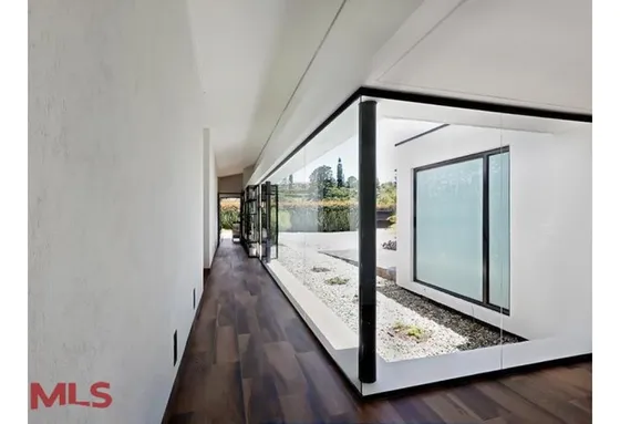 Hermosa Casa Independiente De Un Solo Nivel Modern...(mls#240644)