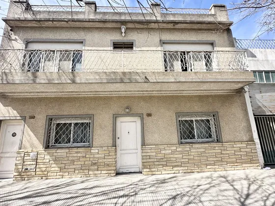 Venta De Casa Al Frente Con Quincho 