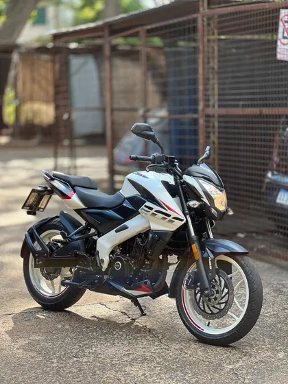 Una Moto Marca Bajaj  Rouser  Año 2023 200 Cc  Inyección