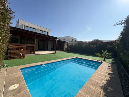 Casa Con Piscina En Condominio Taiquen