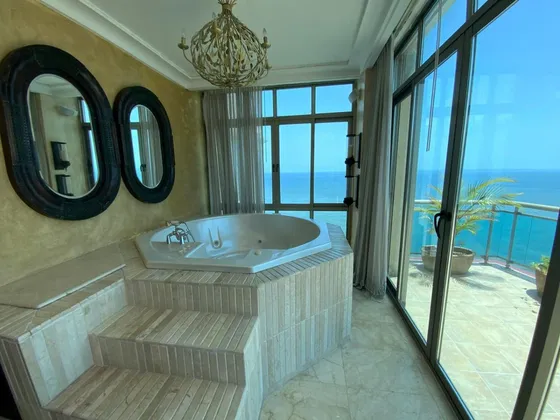 Penthouse En Venta En Malecón Center  Doble Altura, Vista Al Mar.