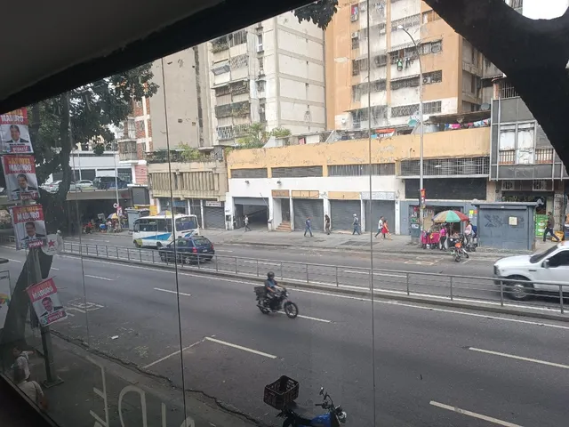 Vendo Amplio Local A Pie De Calle Av. Baralt, Cerca Puente Llaguno 598m2