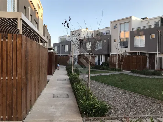Casa En Venta De 5 Dorm. En Maipú