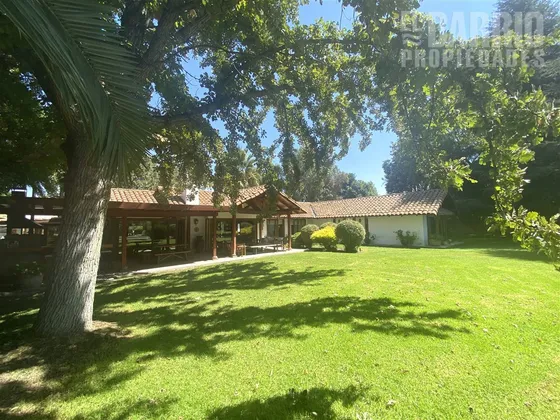 Casa En Venta De 5 Dorm. En Colina