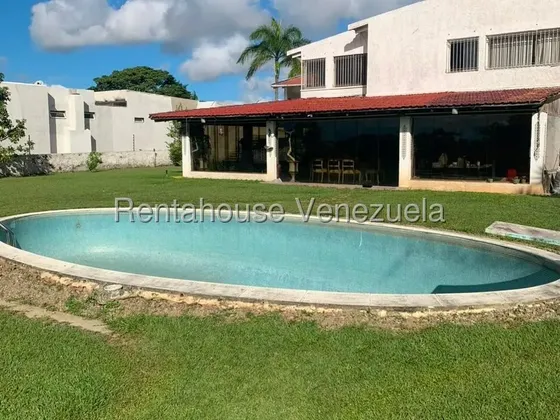 Casa En Venta En Alto Hatillo Piscina Jardin Caracas 2470 Metros Terreno