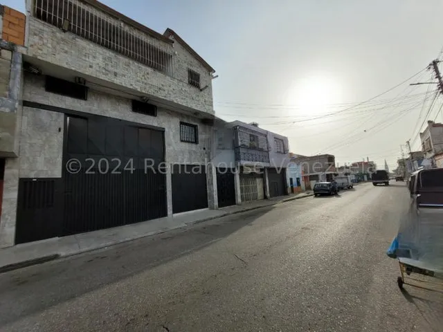 Maritza Lucena Vende Cómodo Y Amplio Edificio Comercial  A Pie De Calle En El Centro De Barquisimeto, #25-140- Con Amplios Espacios, Mini Local Comercial, Apartamento, Parrillera, Aires Acondicionados
