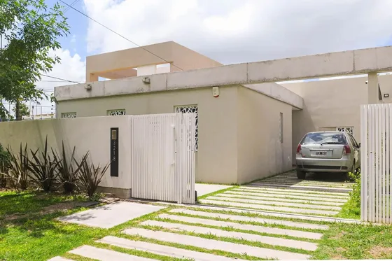 Casa En Venta - 2 Dormitorios 2 Baños - 92mts2 - City Bell