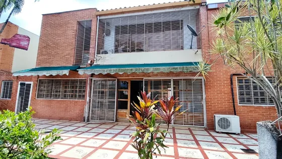 Townhouse En Alquiler En Las Villas, Altos De Guataparo Rp