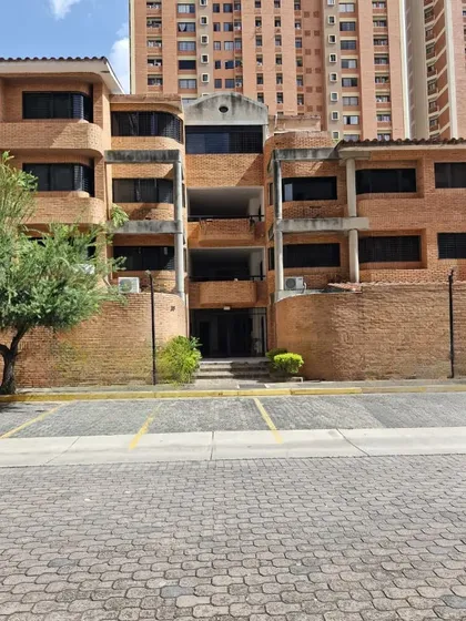 Johana Lazaro Vende Apartamento Amplio Con Patio Semi Amoblado En Planta Baja En Los Mangos **clientes Directos**