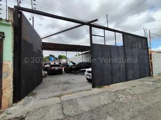 Karen Burgos Alquila Local Comercial En Centro De Barquisimeto, Alto Trafico Vehicular Y Peatonal, Ideal Para Taller, Auto Lavado.