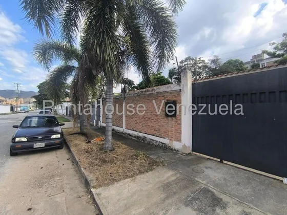 Casa Comercial En Alquiler Ubicada En La Avenida Principal De La Urbanizacion Santa Cecilia, Ideal Para Desarrollar Tu Negocio, Empresa, Emprendimiento Y/o Proyecto De Inversion.