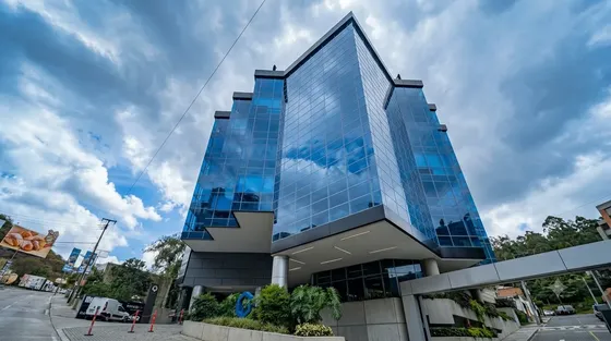 Solo Para Cliente Directo. En Venta Oficina En Obra Gris, Piso 5, Torre Q, Subida De Los Naranjos, Al Lado Del Centro Comercial Cerro Verde. Cmrp
