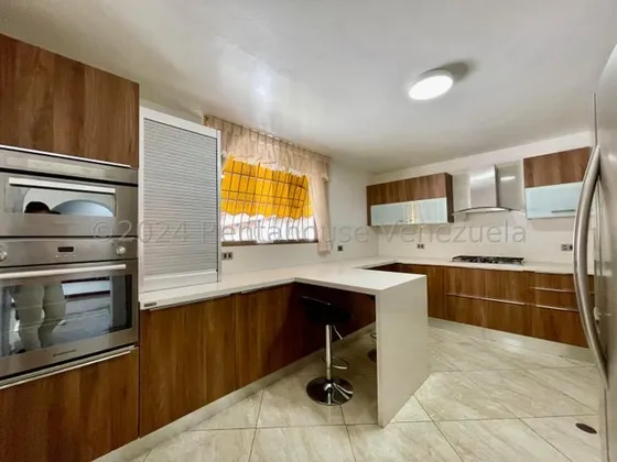 Town House En Venta En Los Chorros. Yr#24-19238