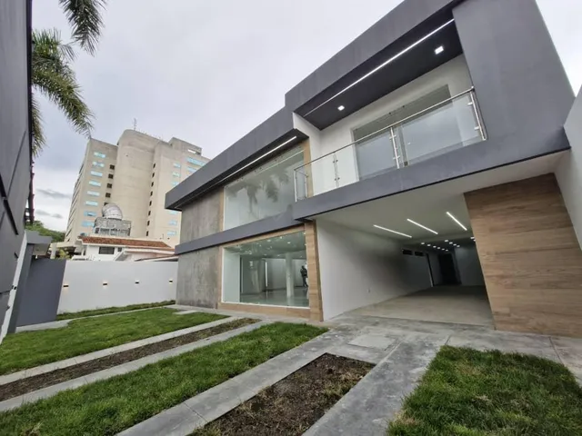Grabiela R. Vende Casa De Lujo Urb La Viña. Calle Cerrada