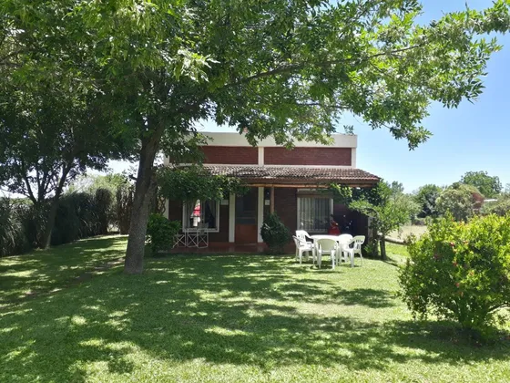 Alquilo  Casa En Villa Elisa A 5´de Termas Con 2 Dormitorios!!!! A 20 Km De Colon.. 