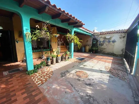 Oportunidad Amplia Casa En Urb. Los Caobos, Valencia.