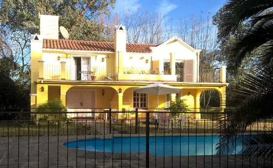 Casa En Salta. Pileta,  Jardín, Cochera, Vista A Las Montañas. A 15' Del Centro