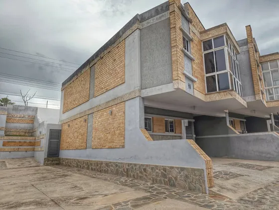 Mariana Vende Townhouse En Guataparo Rora