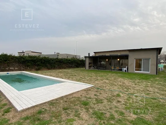 Casa En Venta / Alquiler, Pileta. 3 Dormitorios. Barrio Cerrado, Escobar