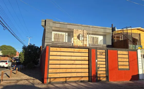 Casa Grande De Construcción Sólida En Calama (77149)