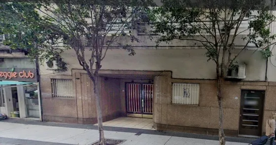 Junín Al 1000 Y Av. Santa Fe. Planta Baja Al Frente A La Calle Superficie Total 177 M2, Cubierta 148 M2. 6 Consultorios. 2 Baños. 1 Toilette. Patio. Laboratorio. Office. Impecable. Apto Crédito