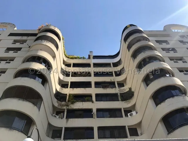 Apartamento En Zona Exclusiva Con Muy Buena Distribución Sabana Larga    24-18543