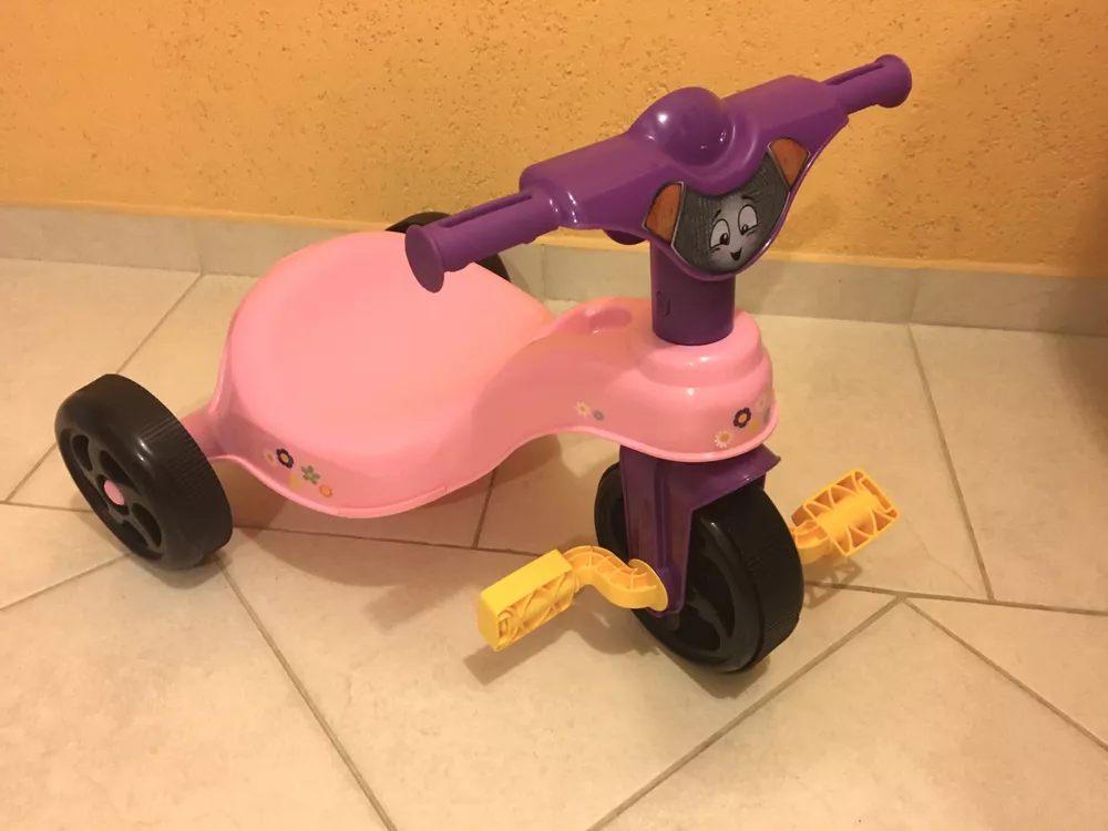 Triciclo Motinha Infantil Encantado Fast com Haste Completo - Pais e Filhos  - Lojas Revolução - Eletrodomésticos e utensílios em geral