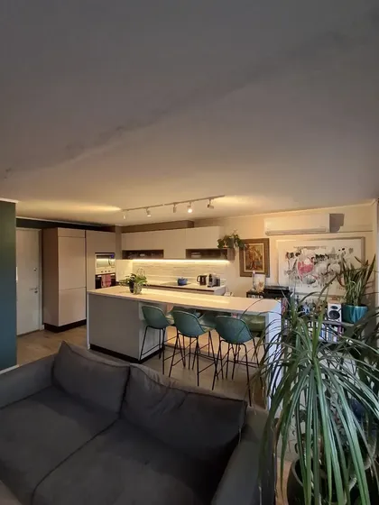Un Dormitorio Amplio Tipo Loft Con Estacionamiento Y Bodega