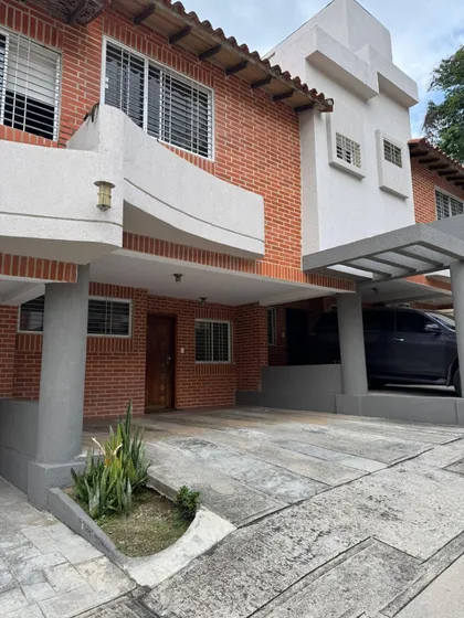 Venta De Cómodo Townhouse En Villas De Bugambilias Piedras Pintadas.