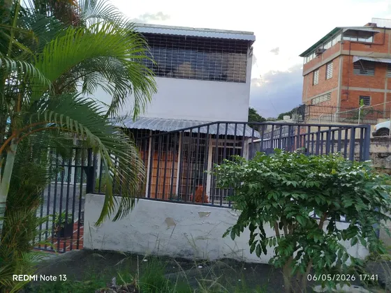 Venta De Local, Pb Y Piso 1 En El Marques Norte, Cerca De Cota Mil Y Romulo Gallegos. Urbanizacion Cerrada Con Vigilancia, Ideal Para Trabajo Virtual O Deposito