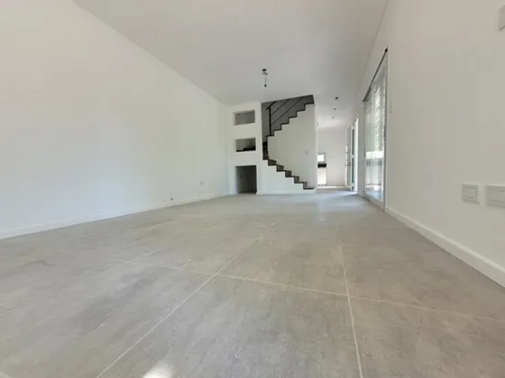 Casa En  Alquiler  3 Dormitorios En Funes -  Gobernador Vera Y Saldias