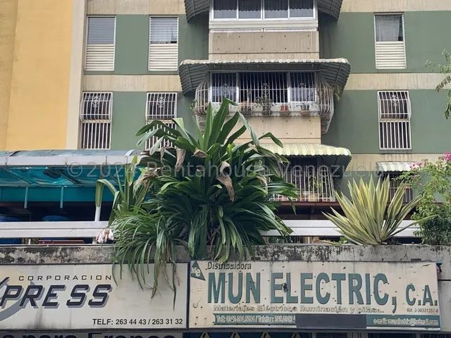 Interesante Apartamento De Un Área Total De 248,28, Distribuidos En Tres Ambientes, Áreas Sociales Y Habitaciones De 101,83 Y 146,45 De Terraza Y Jardín. Esta En Chacao