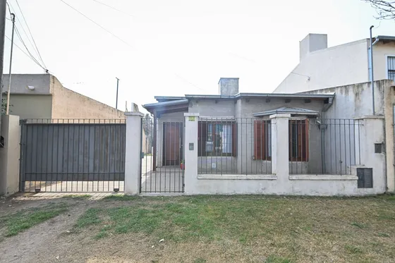 Hermosa Casa Con 2 Dormitorios Y Patio