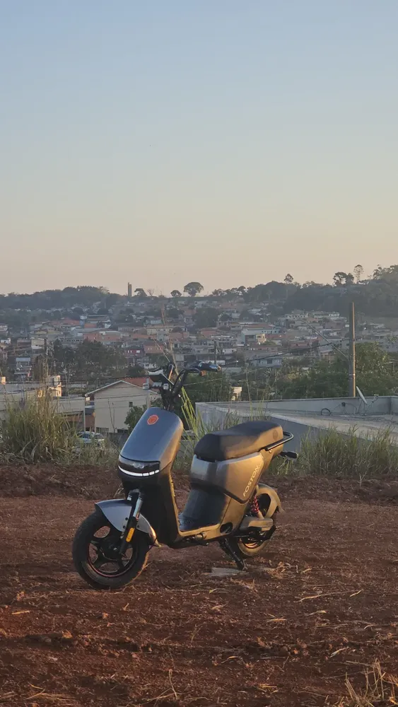 Foto de comprador com scooter elétrica no Mercado Livre