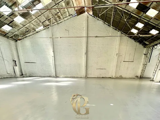 Galpon Con Oficinas , Bodegas A Pasos Metro Irarrazaval